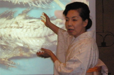和食マナー講座「魚のきれいな食べ方」をプロジェクターを使って解説する「老舗料亭　女将」の写真