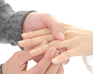岐阜県大垣市の顔合わせ食事会で、よく行われる婚約記念品の交換。男性が女性に婚約記念品として婚約指輪を送る様子