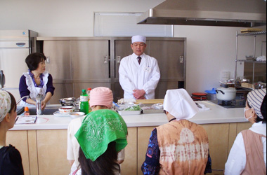 「粋料亭　助六」料理長が、子供たちに和食について基礎知識を、口頭で教える様子
